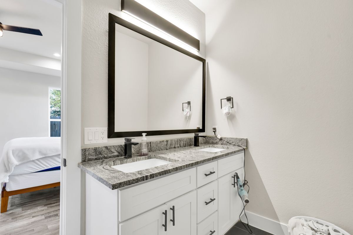 Building Photo - 4621 Collins Ave