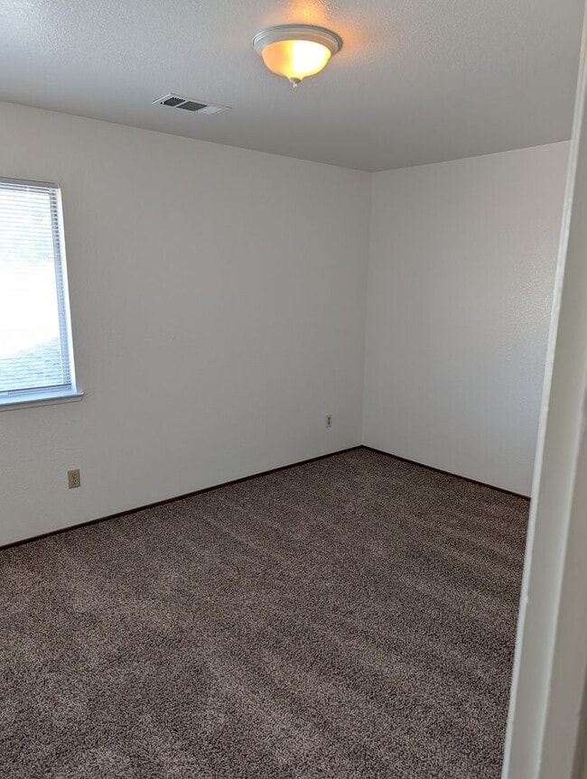 Building Photo - Great Townhouse in Anderson