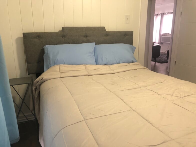 Bedroom 2 - 2427 W Southcross Blvd