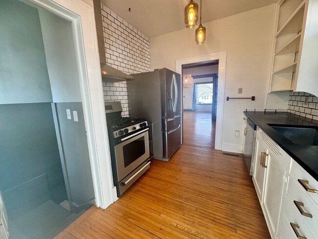 Building Photo - Centrally located 3-bedroom 2-bath