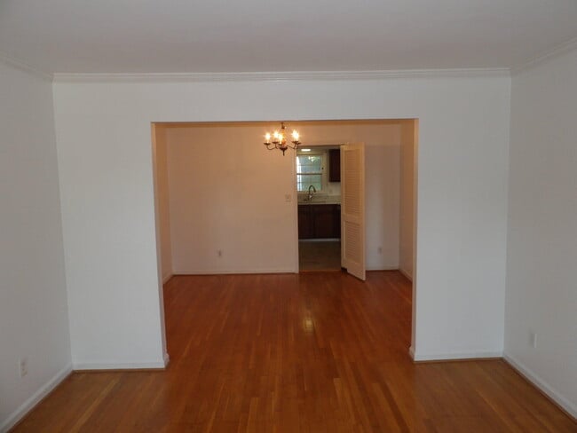 Building Photo - 837 Malabu Dr