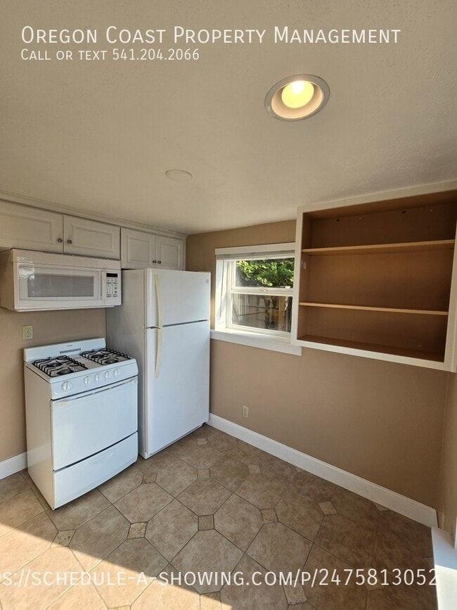 Building Photo - Ocean Views 1bed/1bath Upstairs Unit