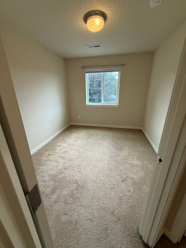 Building Photo - Gorgeous 4Bd/2.5Ba Craftsman Home in East Vancouver!