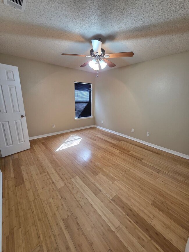 Building Photo - Three Bedroom, Two Bath