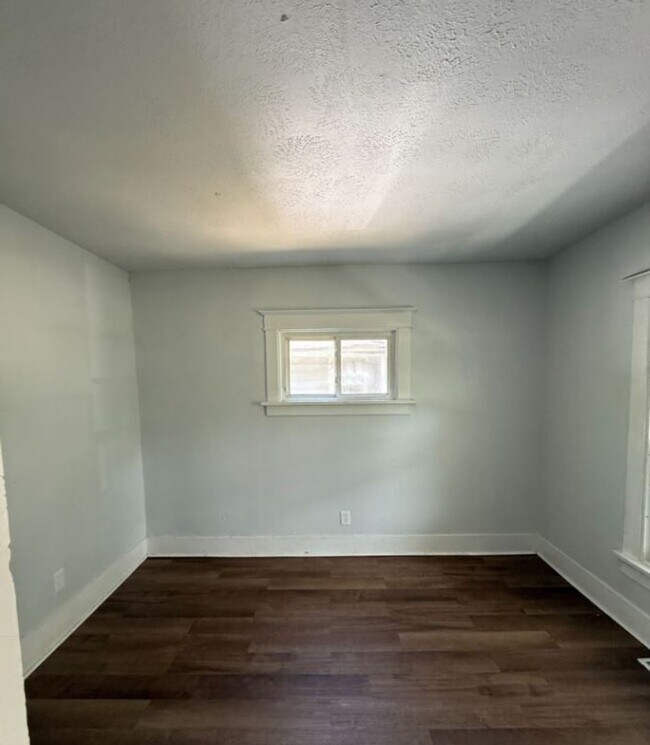 Building Photo - Section 8 Accepted! Spacious Newly Renovat...