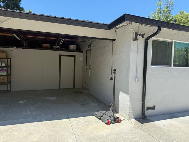 Building Photo - 425 N 7th St