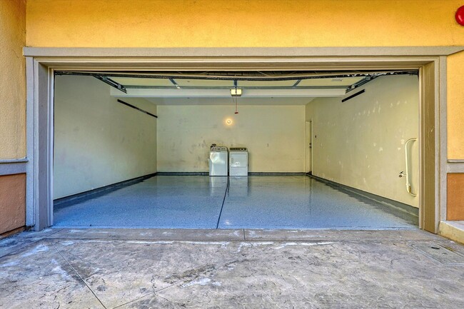 Building Photo - 2 Bed | 2 Bath | 1,293 Sq Ft