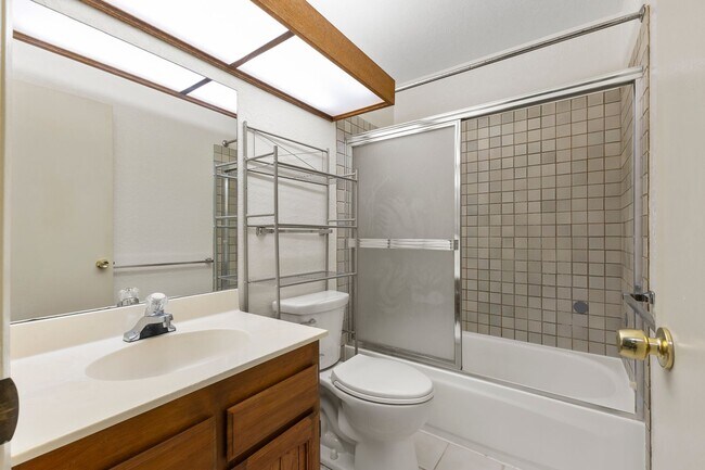 Building Photo - Pet Friendly Pearl City Townhouse with A/C