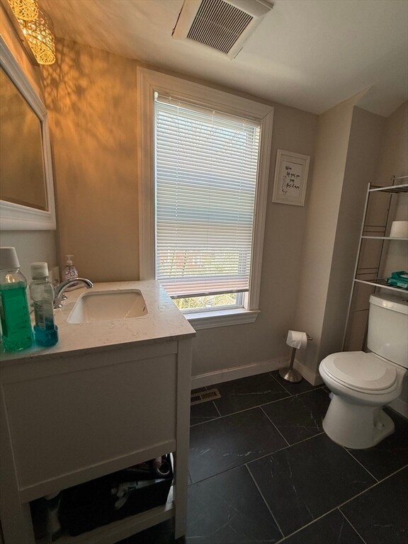 Building Photo - 86 Oak St