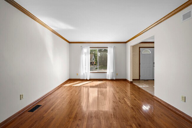 Building Photo - 38636 Rutgers Dr