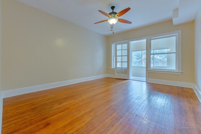 Building Photo - 6819 S Ridgeland Ave