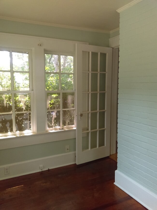 Building Photo - Spacious Two Story Home