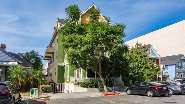 Building Photo - Stunning 4 Level Condo in Little Italy