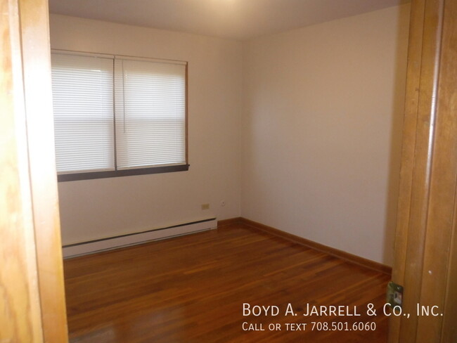 Building Photo - Immediate occupancy quiet one bedroom