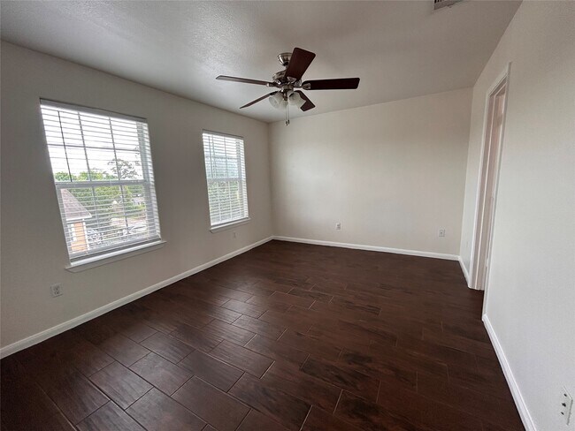 Building Photo - 6837 Larkstone St