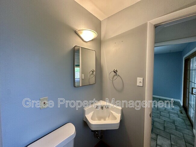 Building Photo - 852 S Quail Way