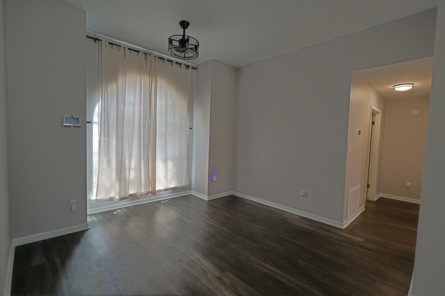 Building Photo - 1915 Sunrise Dr