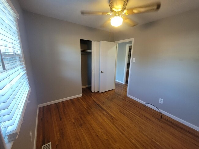 Building Photo - 872 Tearose Dr