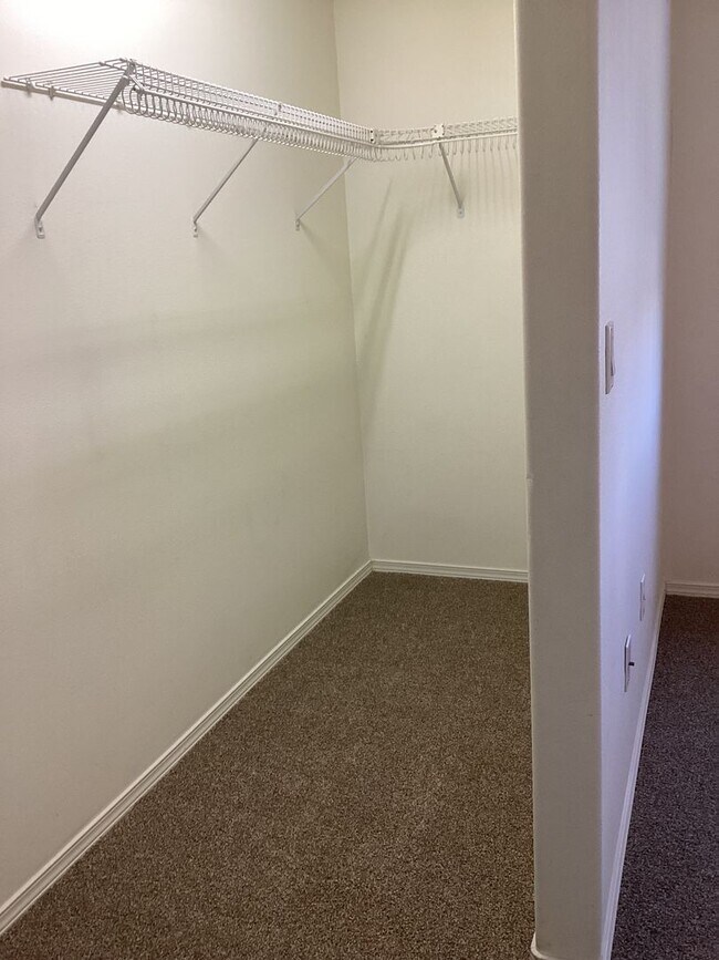 Building Photo - r1813/1815/1817