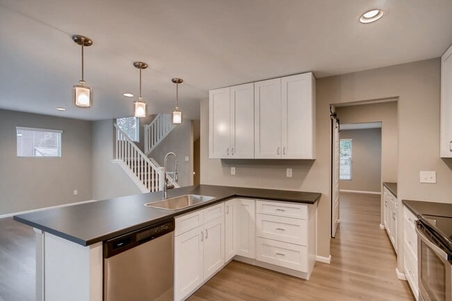 Building Photo - Spacious 5 BED Home for Lease