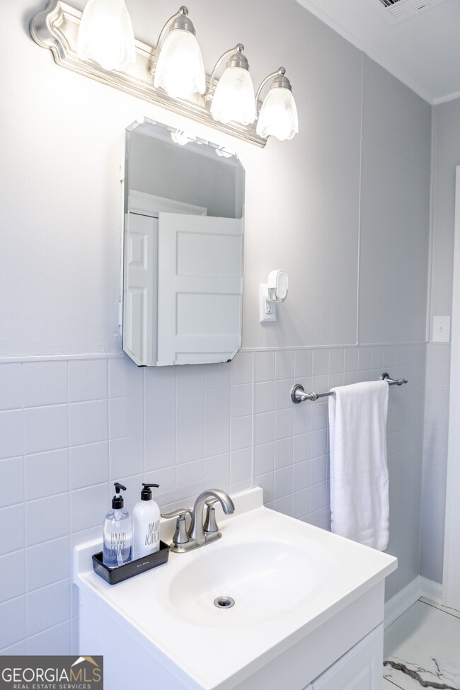 Building Photo - 111 E Screven St