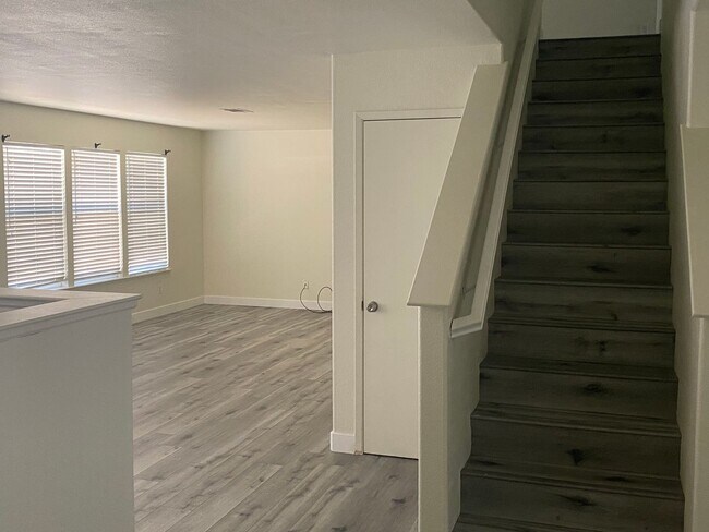 Building Photo - Beautiful Family Home!