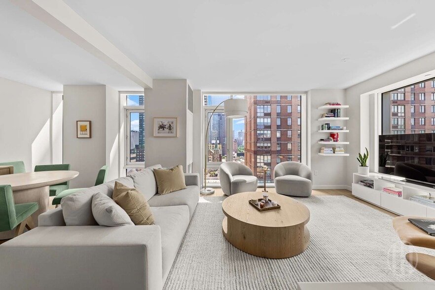 Building Photo - 505 W 43rd St