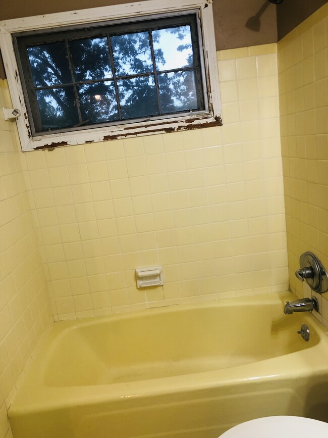 Building Photo - 4609 Lakeview Dr NW