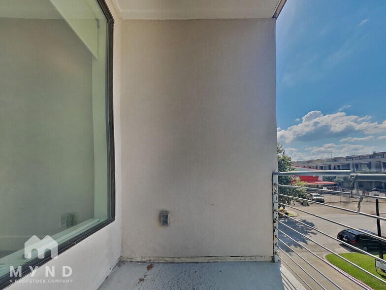 Building Photo - 2401 Crawford St