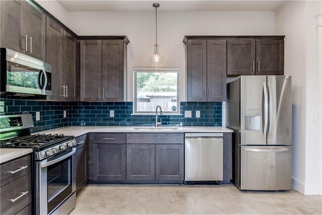 Building Photo - 8411 Bowling Green Dr