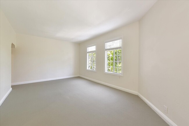 Building Photo - Bright TOP FLOOR 1-Bedroom Apartment in He...