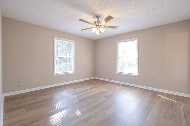 Building Photo - 125 Honeytree Dr