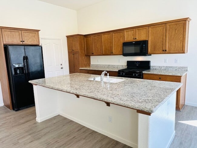 Building Photo - $2,250 Locan & Ashlan, 3 Bedroom - E. Giav...