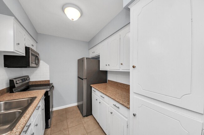 Building Photo - 10654 Hazelhurst Dr