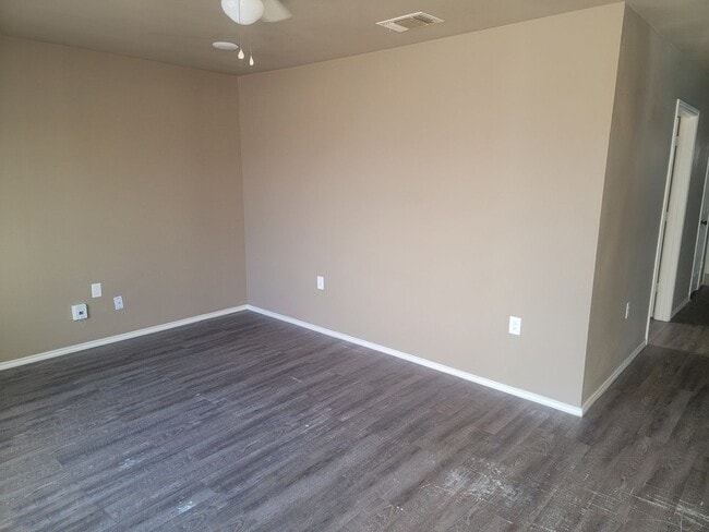 Building Photo - 3BD 2BR 1 CAR GARAGE *Section 8 approved