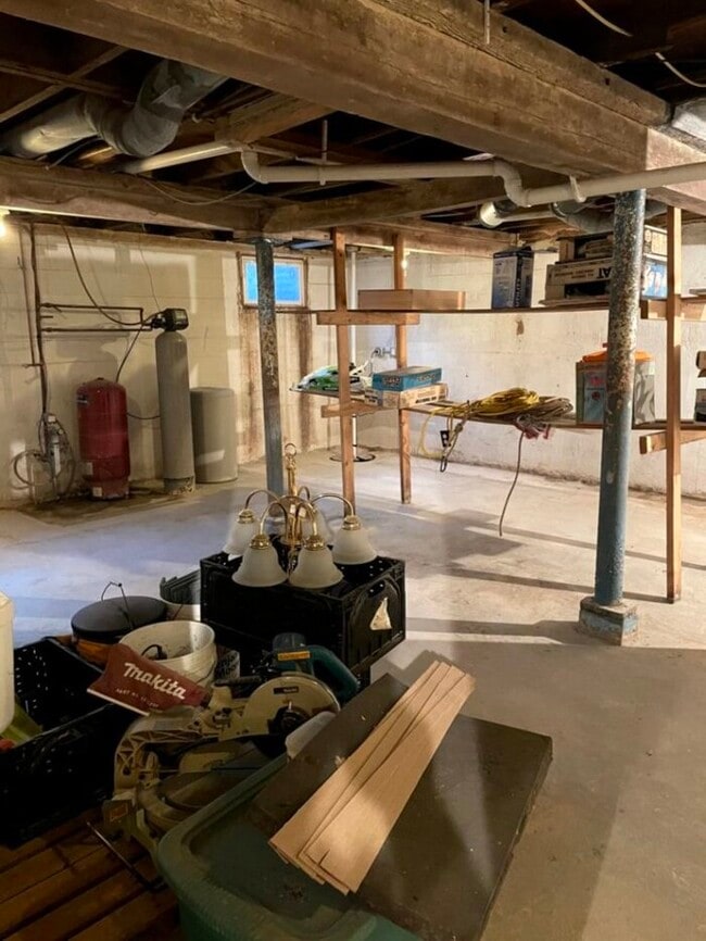 Building Photo - 3 bdrm/1 bath Country Ranch available April 1st!