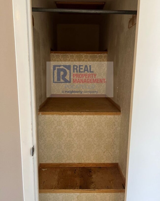 Building Photo - 4 Bedroom 2 Bath Home - Pet Friendly