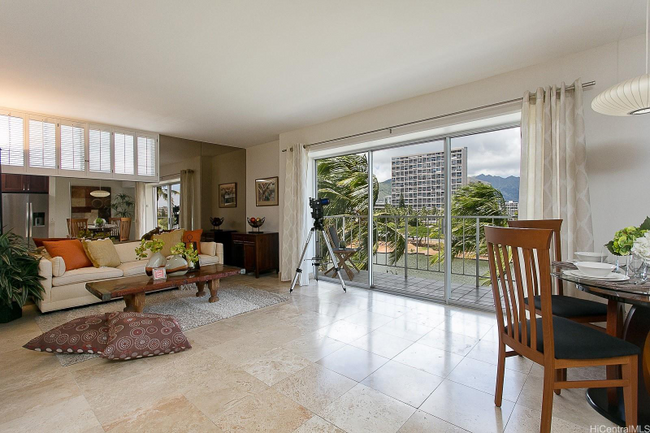 Building Photo - 2115 Ala Wai Blvd
