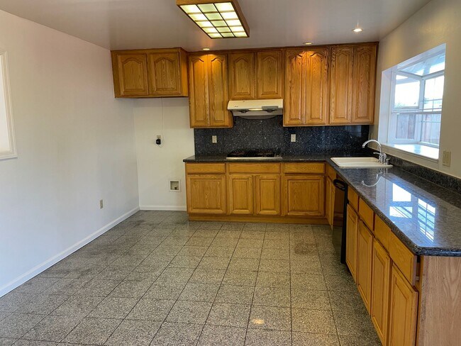 Building Photo - 3bd/2ba house close to great schools - Com...