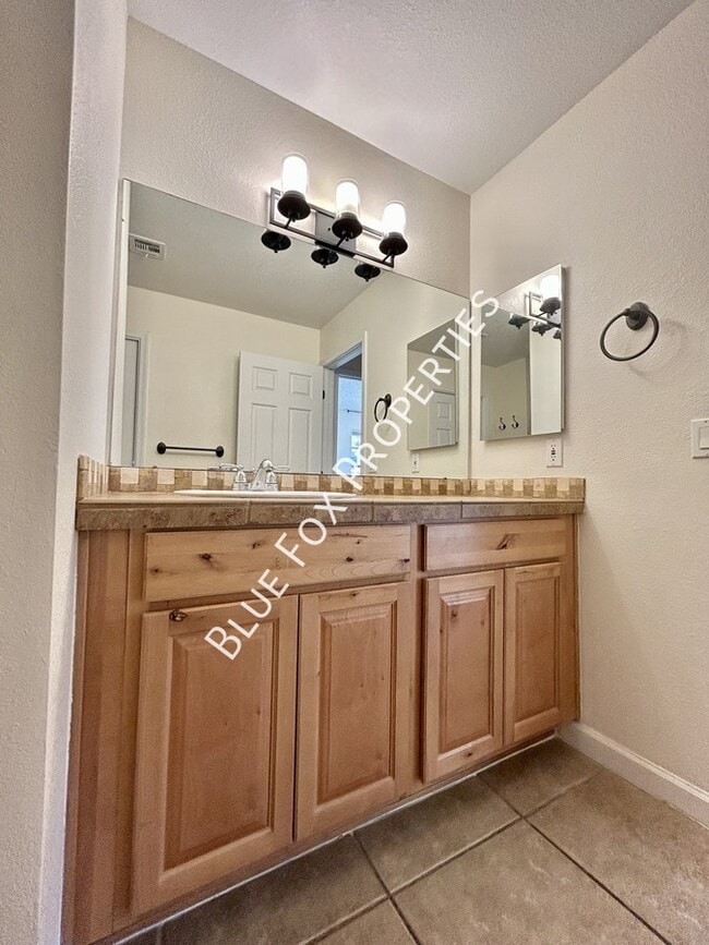 Building Photo - 6490 N Tierra De Las Catalinas
