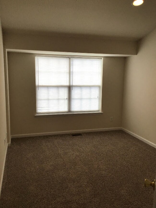 Building Photo - 3-bedroom, 2.5-bathroom Townhome
