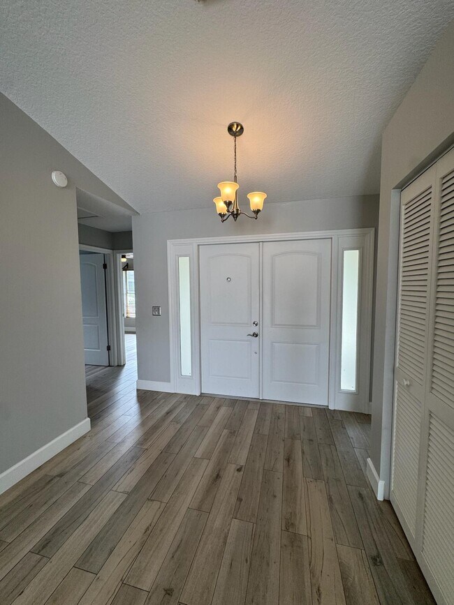 Building Photo - 12872 Meadowbend Dr