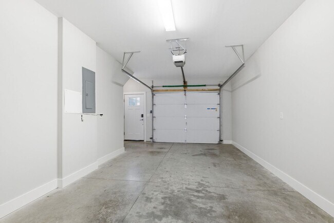 Building Photo - Modern 2 Bedroom Townhouse