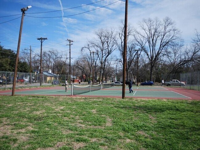 Building Photo - FABULOUS walkable/bikeable 3BR with parking in Hyde Park