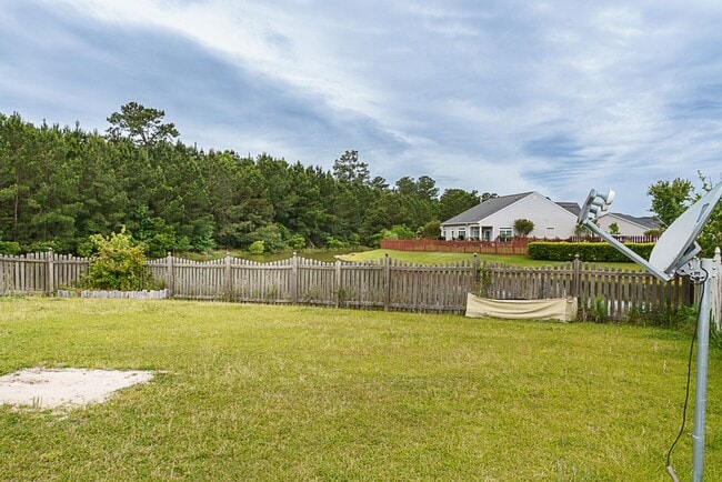 Building Photo - Three Bedroom House with Gated Backyard