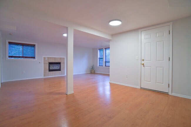 Building Photo - 809 S Summit Ave