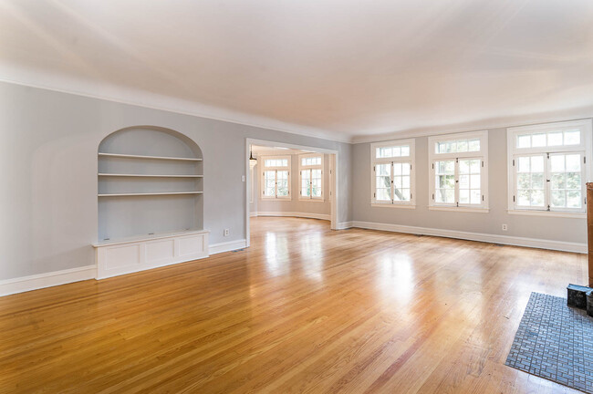 Spacious and Light filled rooms - 7527 N Seeley Ave