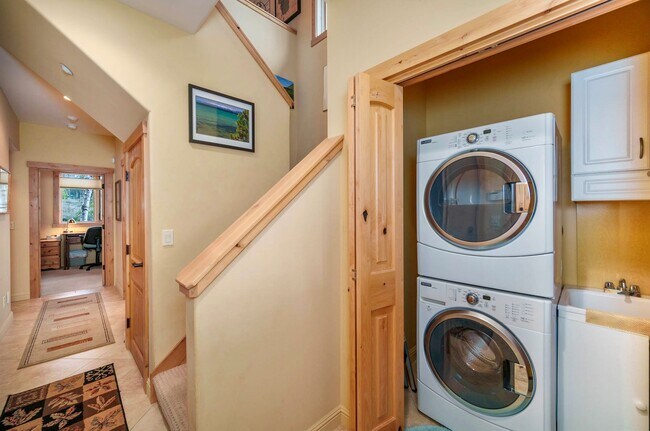 Building Photo - 985 Forest Mountain Dr