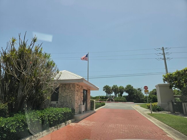 Building Photo - 5049 N Hwy A1A