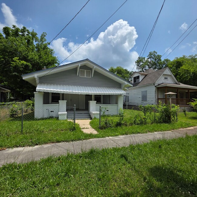 Building Photo - Beautifully Renovated 3 Bedroom 1 Bath Home